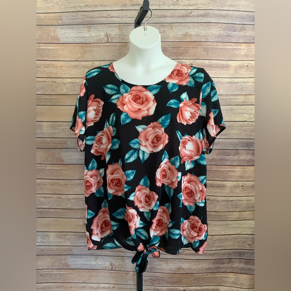 Elizabeth  Floral top - Size 2X